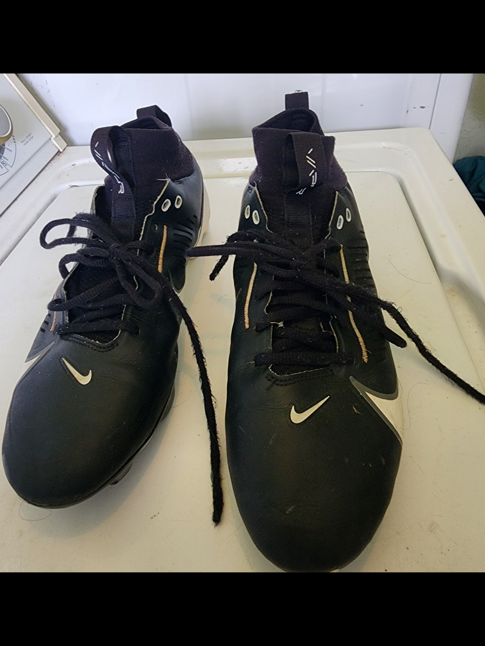 Nike Men’s Black and White Athletic Cleats - Picture 3 of 5